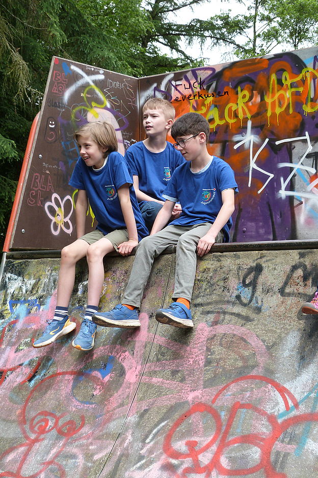 3 Jungs vom JRK sitzen auf der Halfpipe