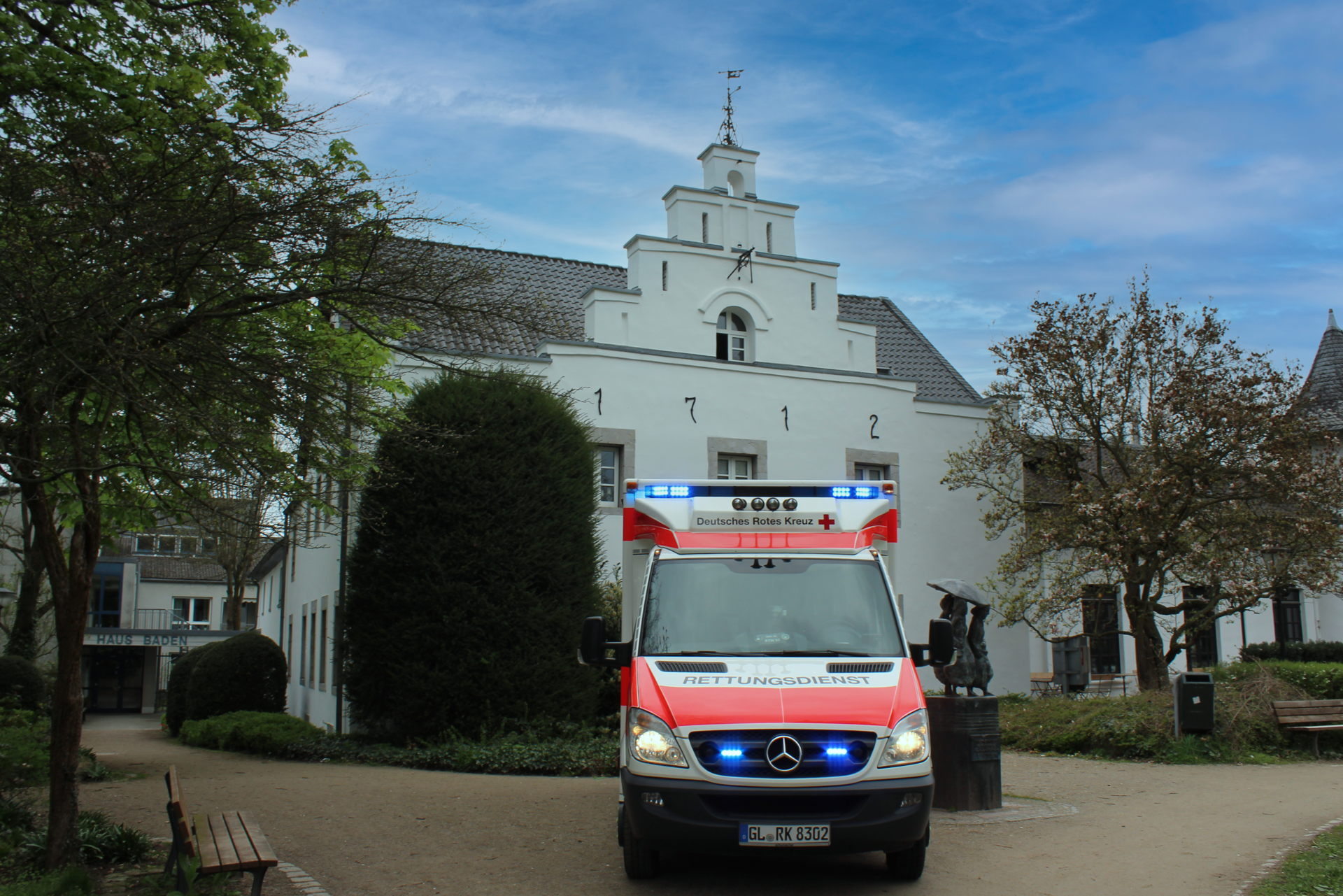 Rettungswagen steht vor historischem Gebäude