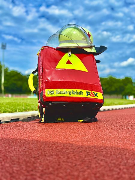 Rucksack auf Tartanbahn