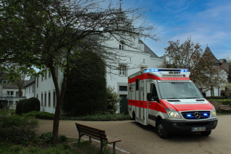 Rettungswagen steht vor Haus Steinbreche